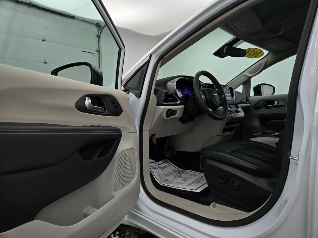 Used 2024 Chrysler Pacifica Touring-L image 17