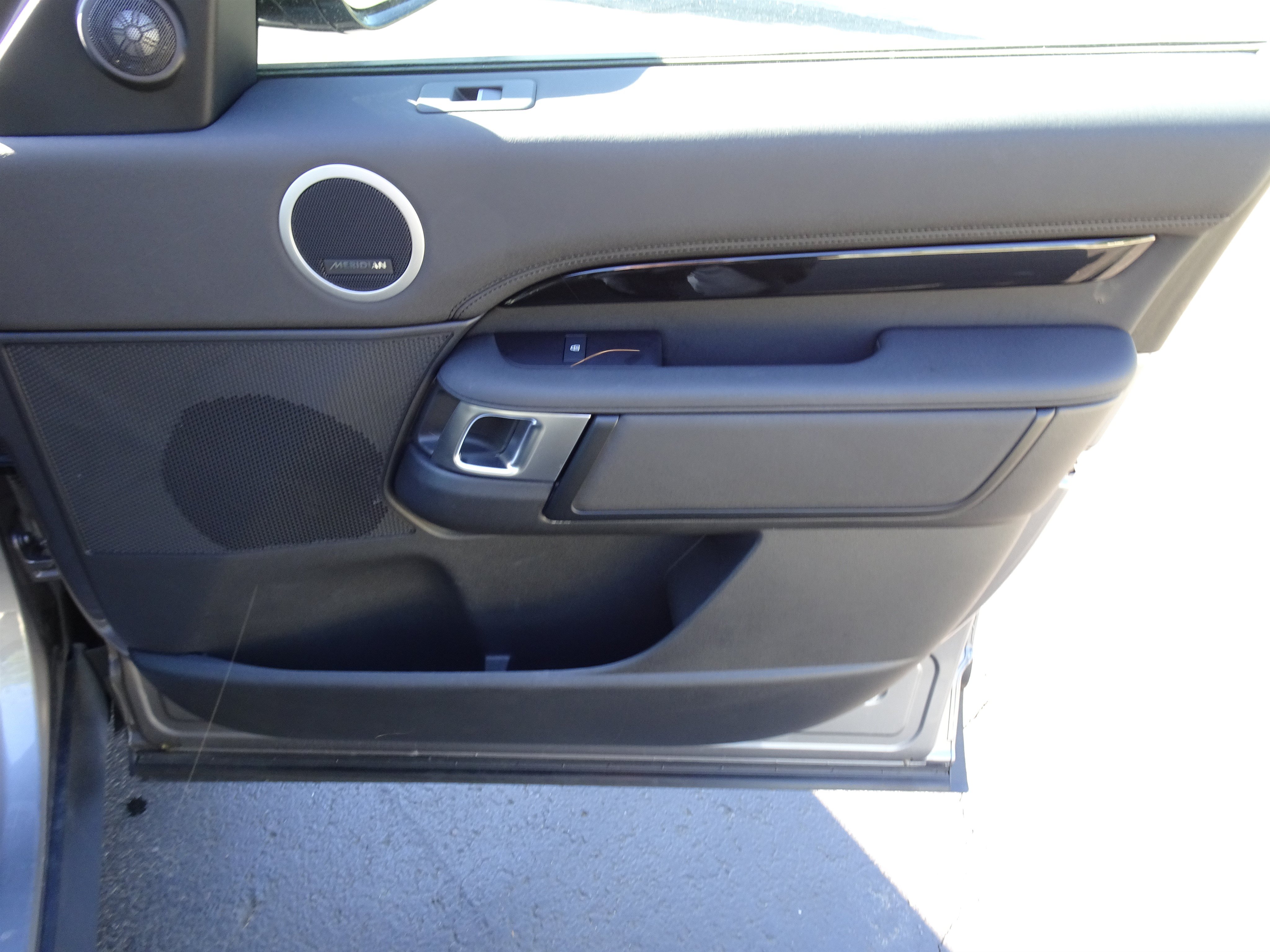 Certified 2025 Land Rover Discovery S AWD/4WD image 26
