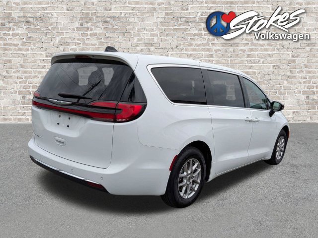 Used 2024 Chrysler Pacifica Touring-L FWD image 4