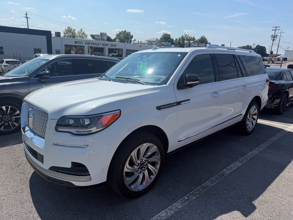 Used 2024 Lincoln Navigator L Reserve AWD/4WD image 2