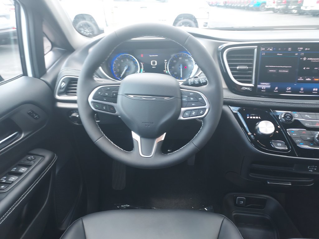 New 2027 Chrysler Pacifica Select w/ S Appearance Package FWD image 16