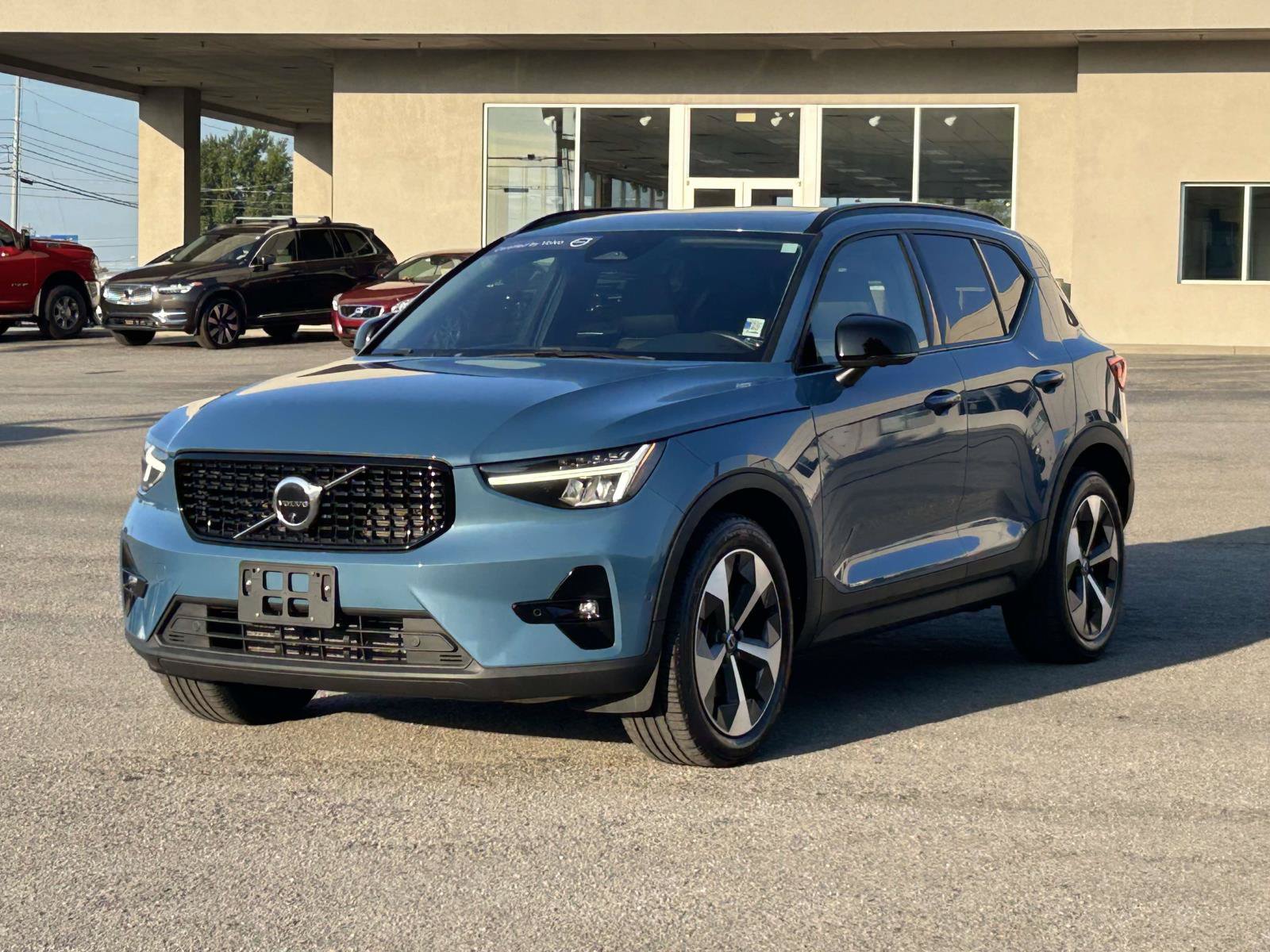 Certified 2023 Volvo XC40 B4 Ultimate FWD image 3