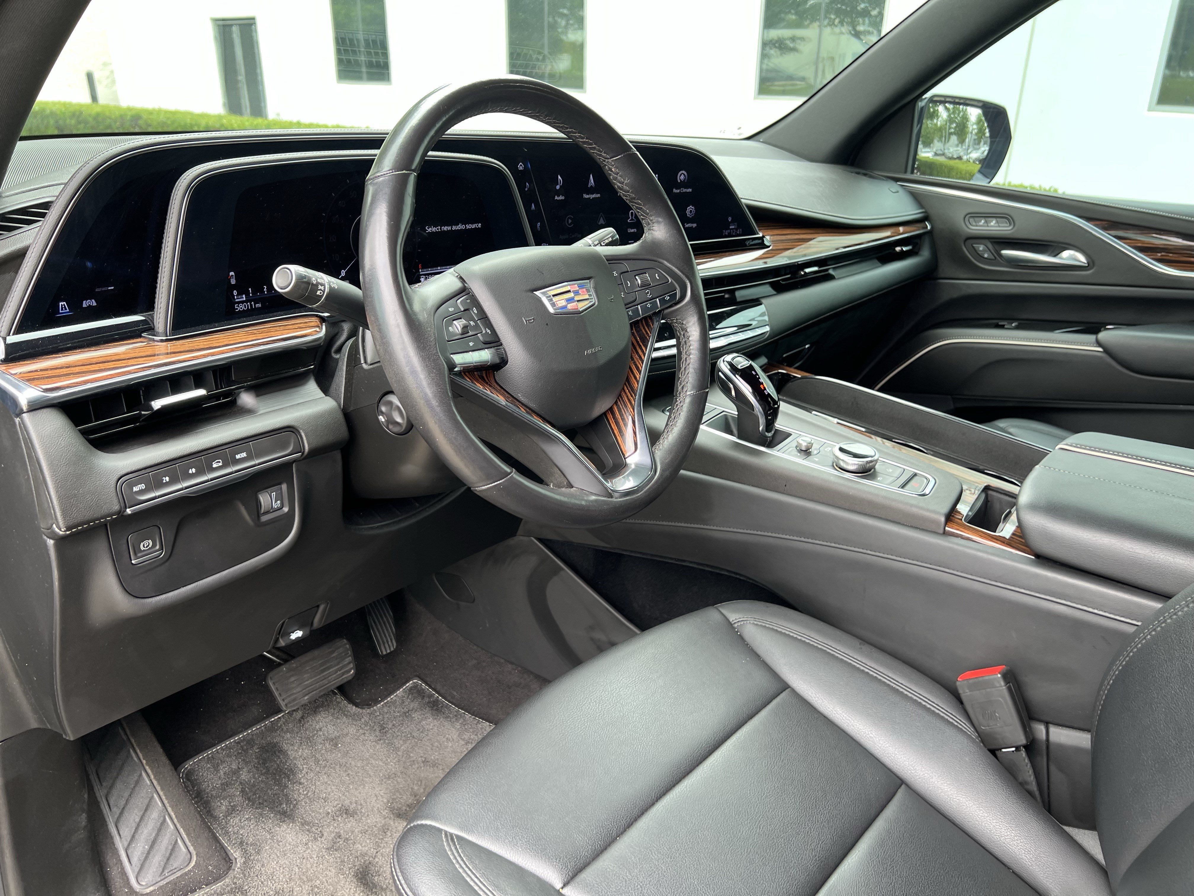 Used 2022 Cadillac Escalade Luxury w/ LPO, Illumination Package AWD/4WD image 17