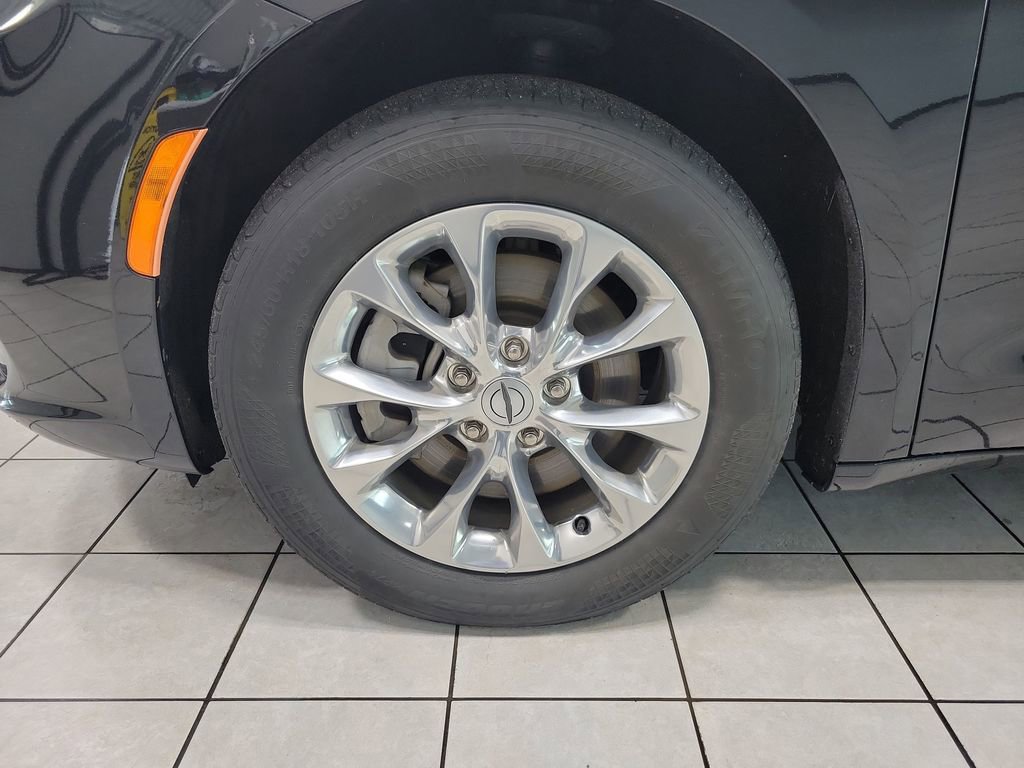 Used 2022 Chrysler Pacifica Touring-L AWD/4WD image 47