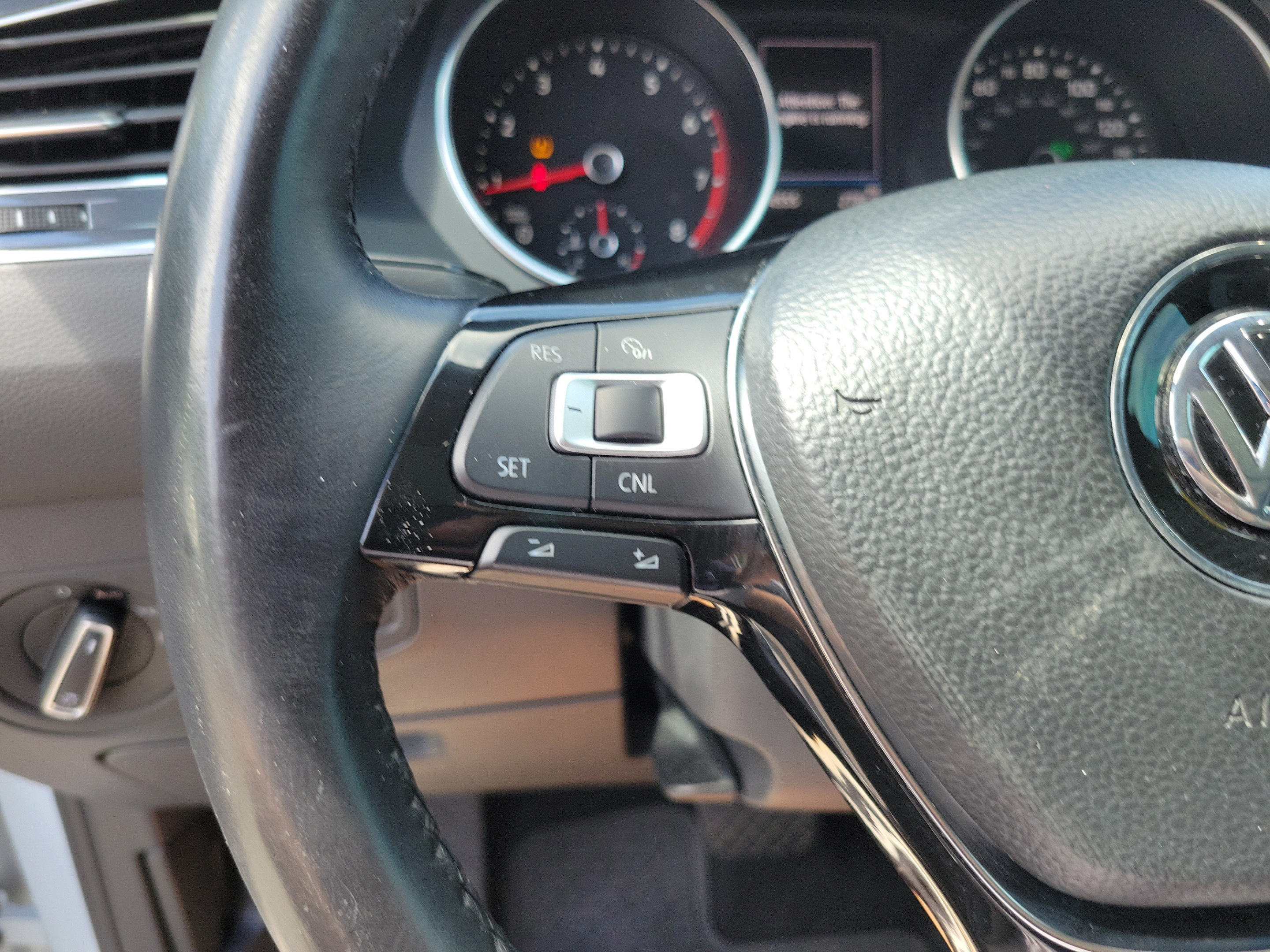 Used 2018 Volkswagen Tiguan SE w/ Panoramic Sunroof Package FWD image 21