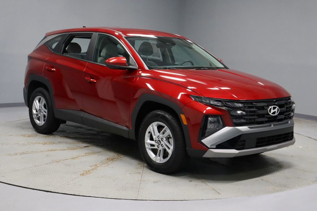 Used 2025 Hyundai Tucson SE AWD/4WD image 1