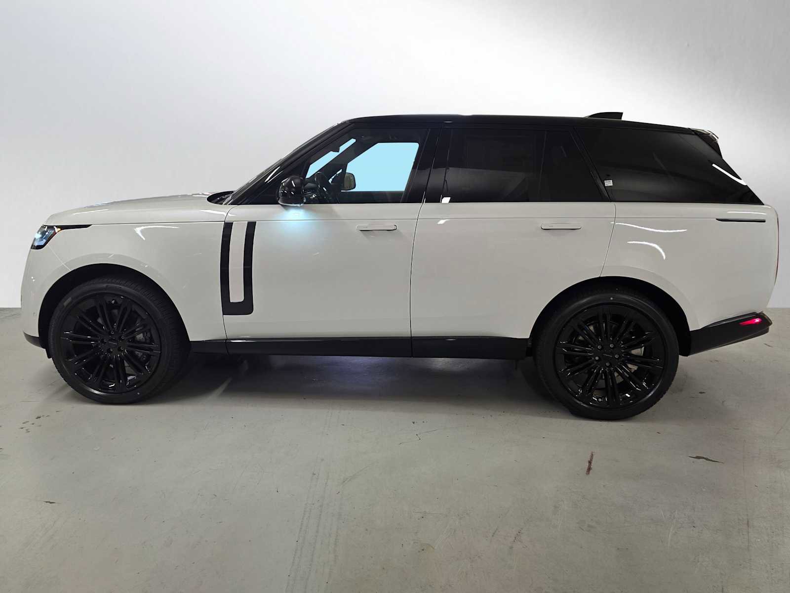 New 2026 Land Rover Range Rover SE image 2