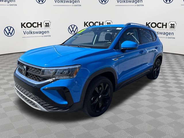 Used 2022 Volkswagen Taos SE w/ Panoramic Sunroof Package image 3