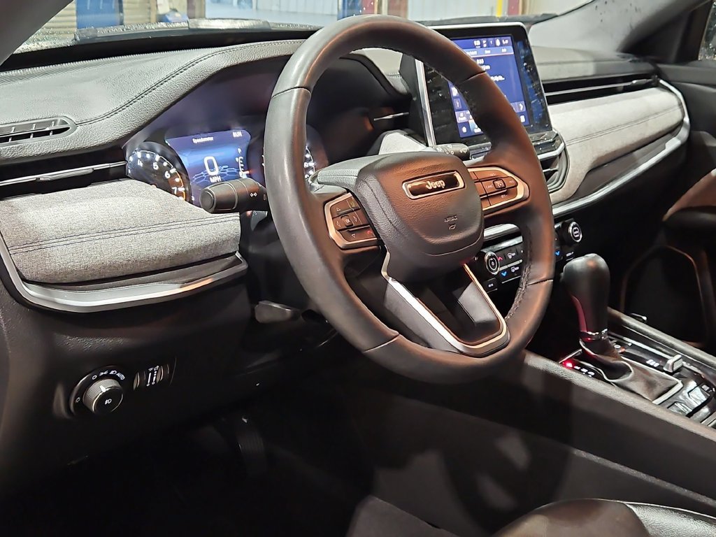 Used 2025 Jeep Compass Latitude w/ Sun & Sound Group AWD/4WD image 15