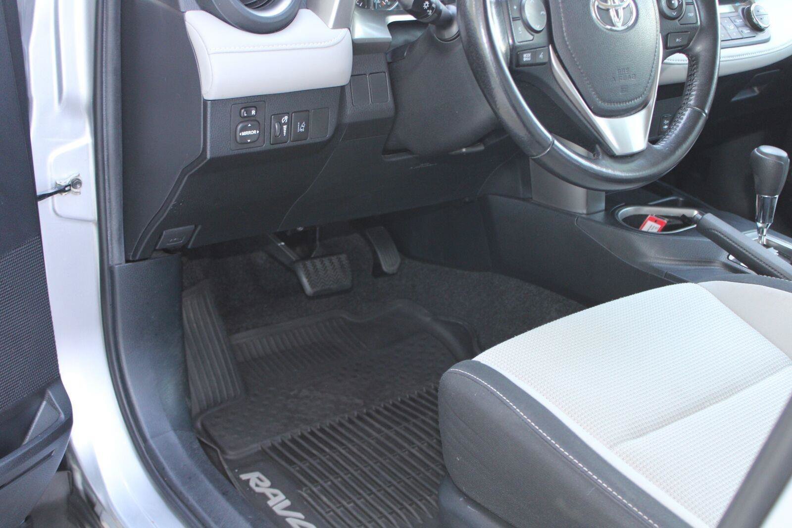 Used 2018 Toyota RAV4 XLE AWD/4WD image 46
