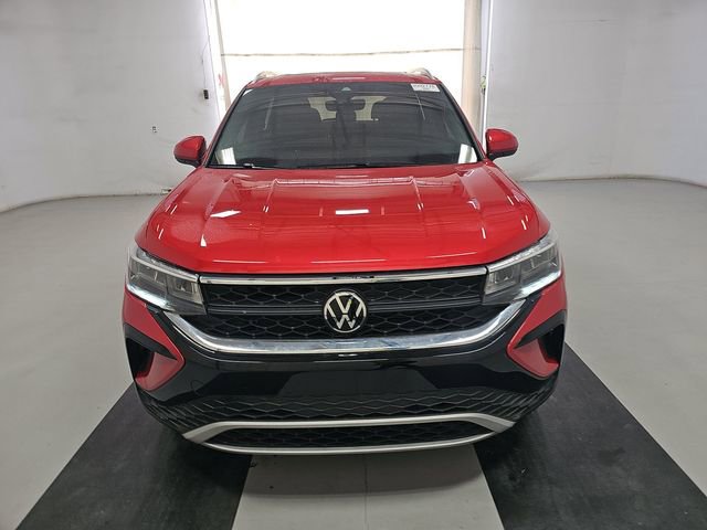 Used 2024 Volkswagen Taos SE w/ Panoramic Sunroof Package FWD image 3