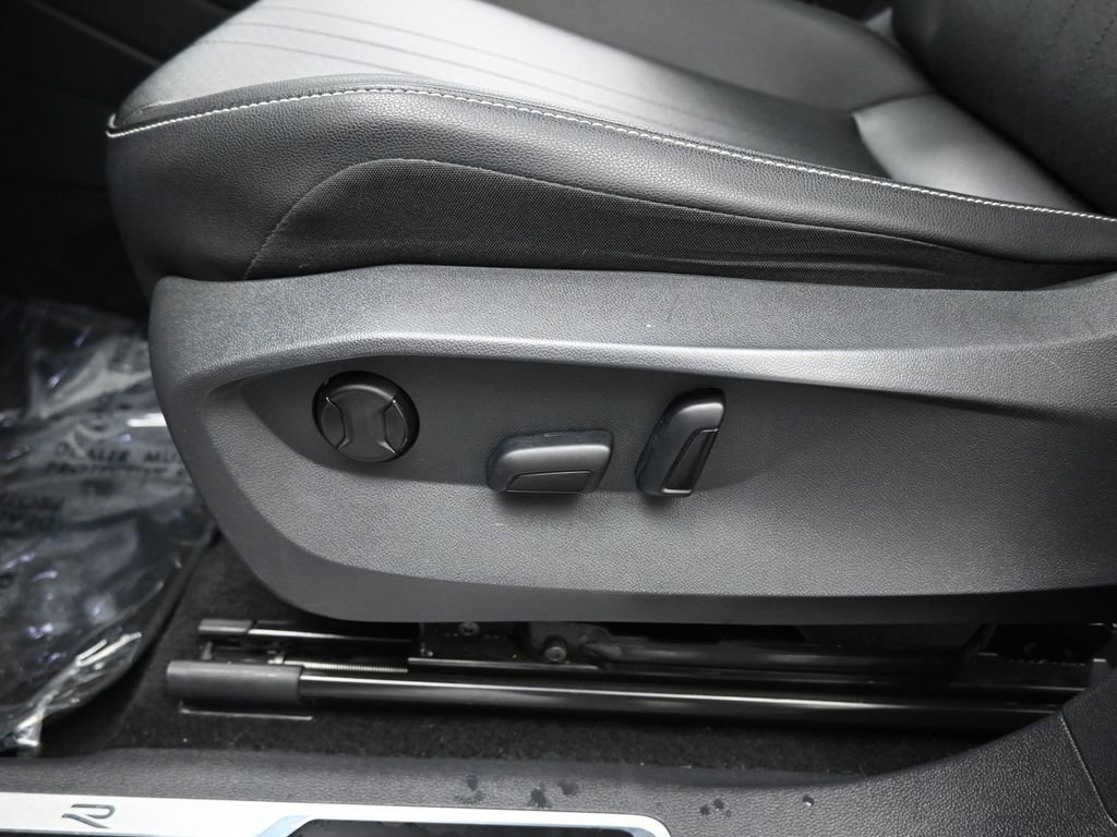 Used 2023 Volkswagen Tiguan SE R-Line image 10