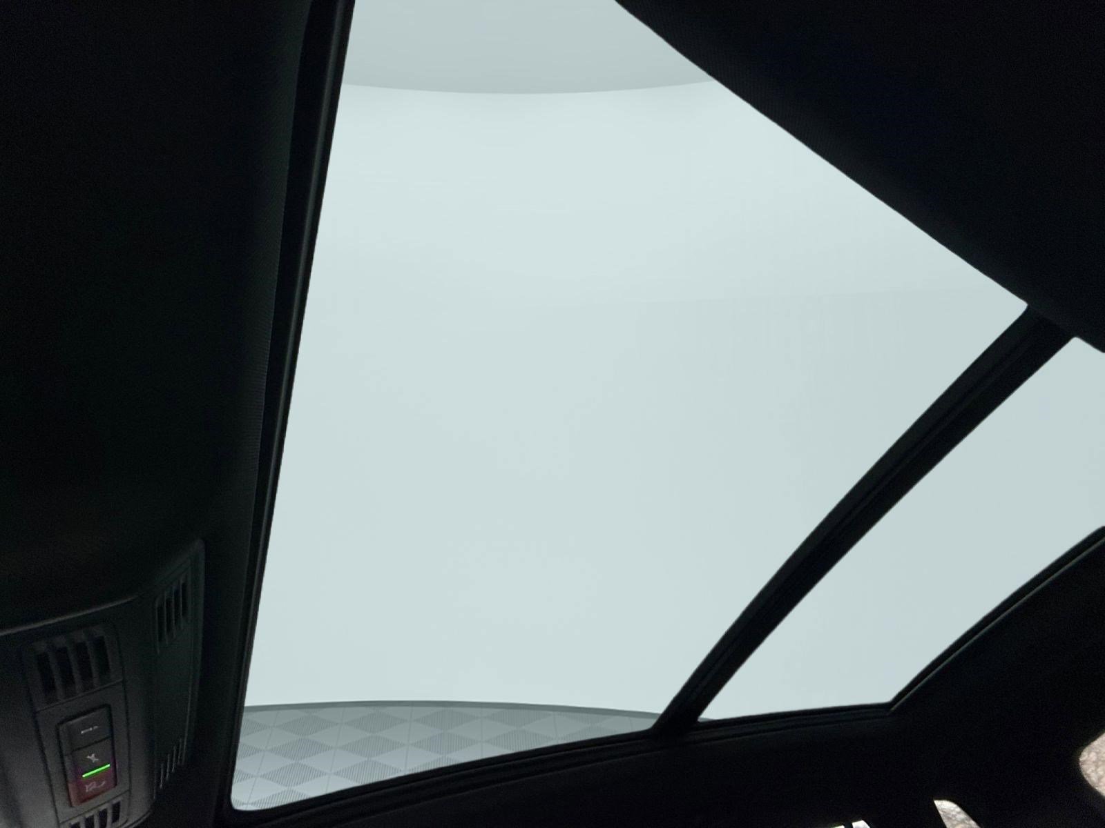 Used 2024 Volkswagen Tiguan SEL R-Line image 14