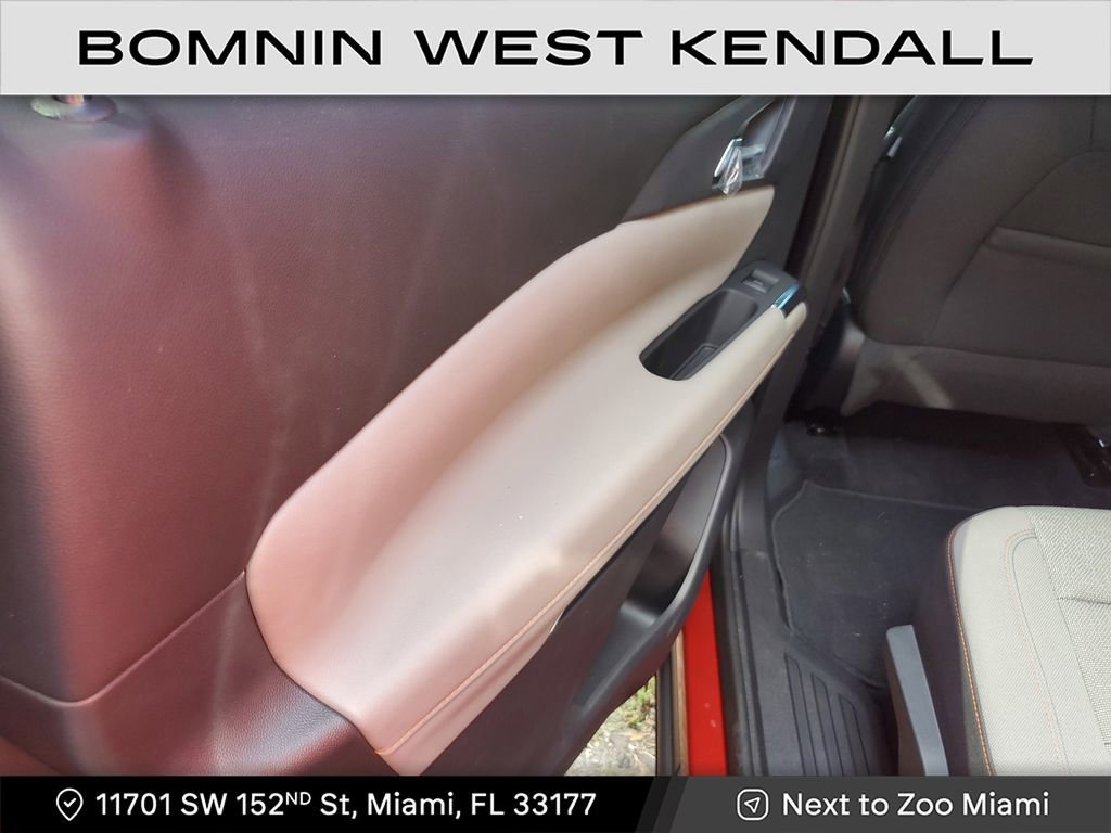 Used 2025 Chevrolet Traverse LT w/ Driver Confidence Package image 11