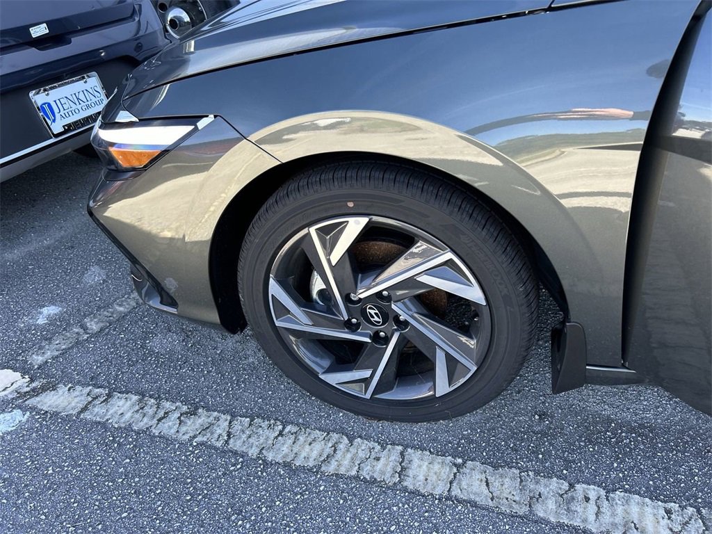 New 2025 Hyundai Elantra Limited image 32