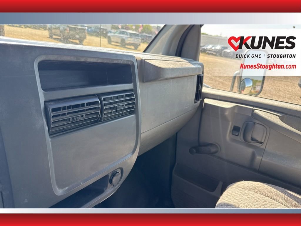 Used 2004 Chevrolet Express 3500 w/ Chrome Appearance Package RWD image 23
