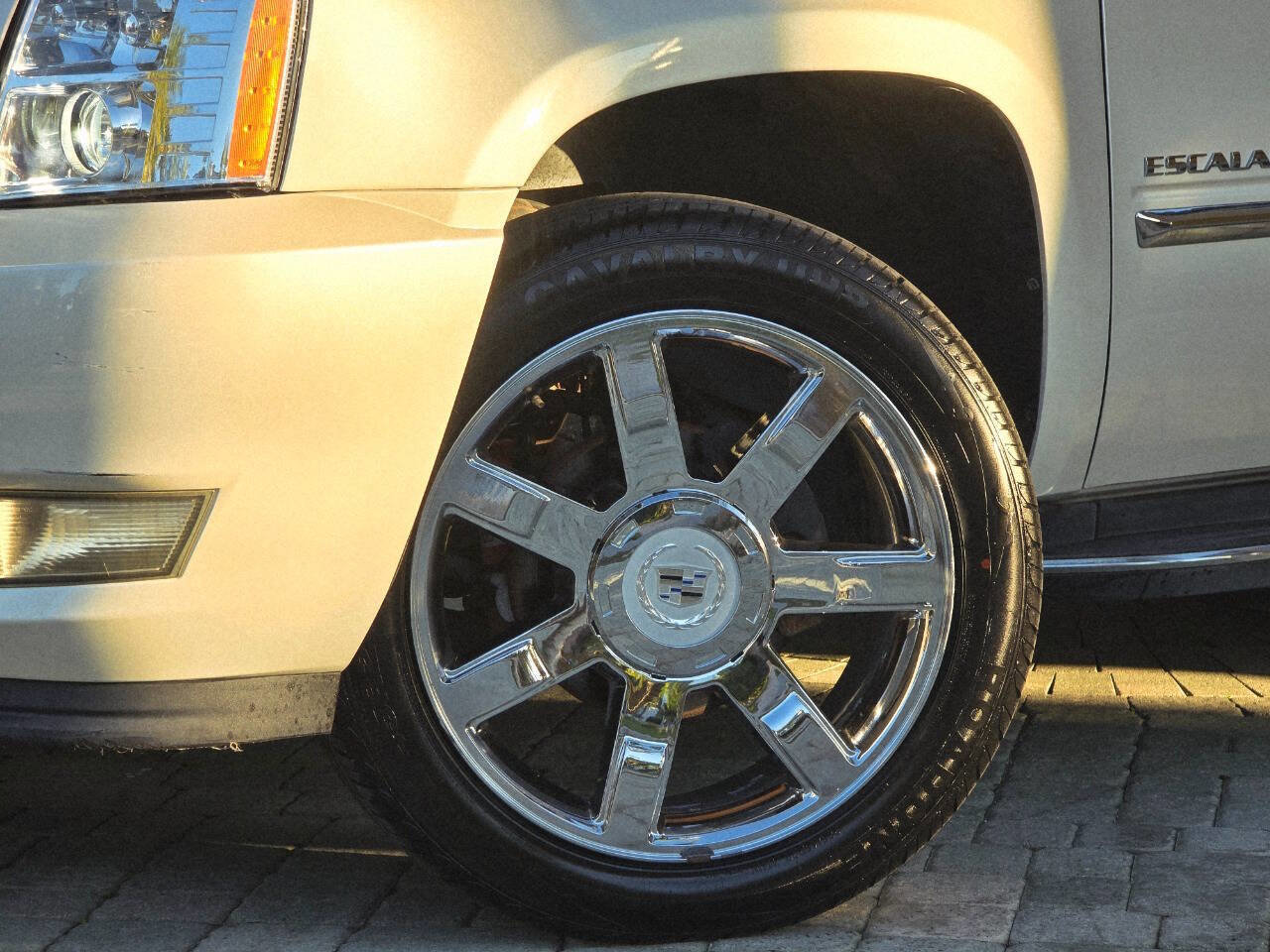 Used 2007 Cadillac Escalade EXT w/ Information Package image 2