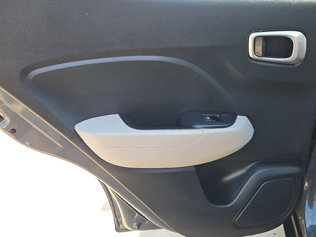 Used 2025 Hyundai Venue SEL FWD image 27
