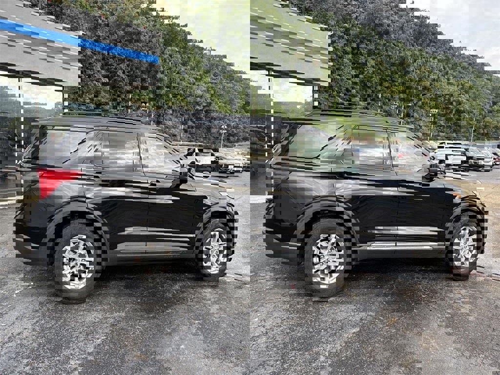 Used 2022 Ford Explorer XLT w/ Equipment Group 202A image 3