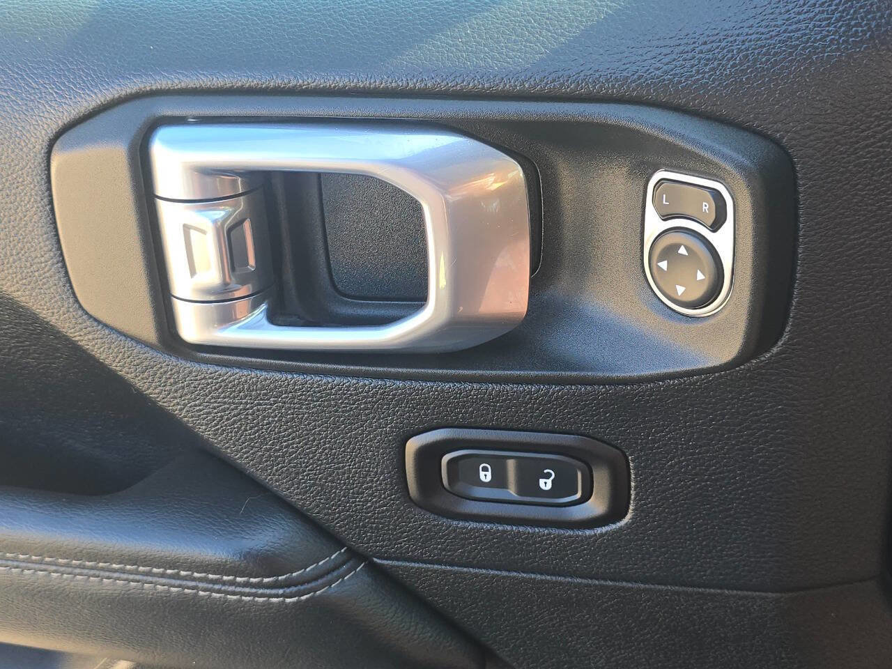 Used 2018 Jeep Wrangler Unlimited Sahara image 29