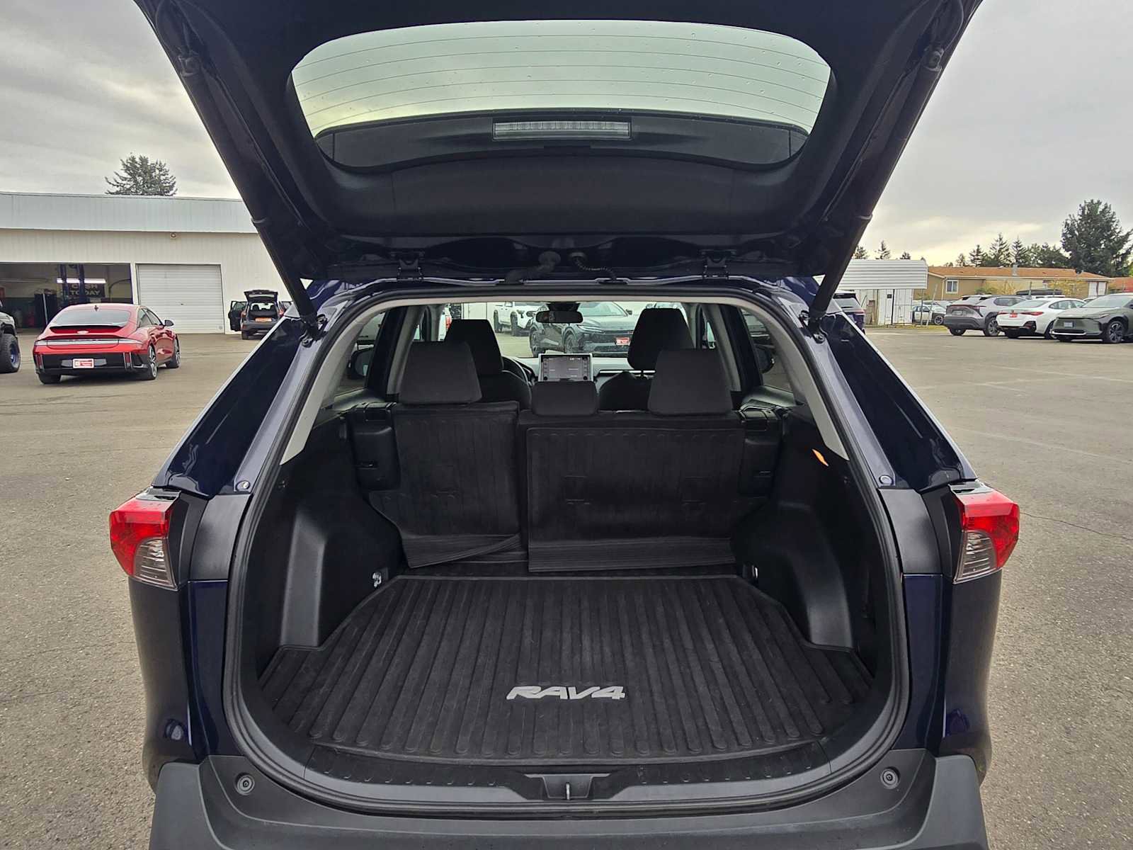 Used 2021 Toyota RAV4 XLE w/ Convenience Package image 15