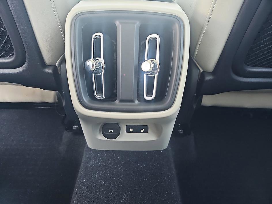 Used 2023 Volvo XC40 B5 Ultimate w/ Protection Package Premier image 31