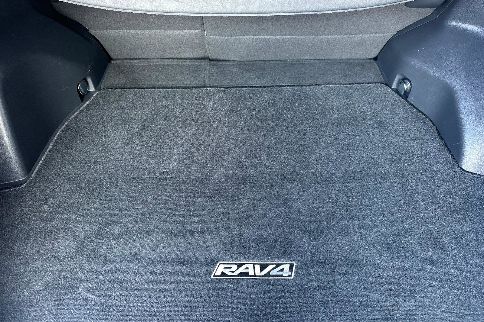 Used 2021 Toyota RAV4 XLE w/ Carpet Mat Package (TMS) image 14