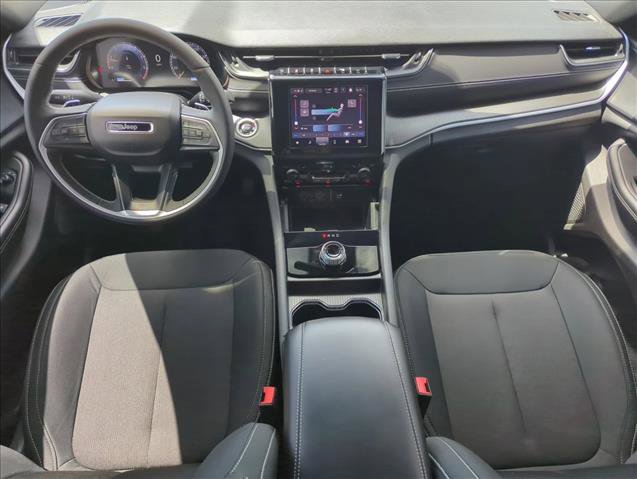 Used 2025 Jeep Grand Cherokee Laredo w/ Luxury Tech Group I RWD image 21