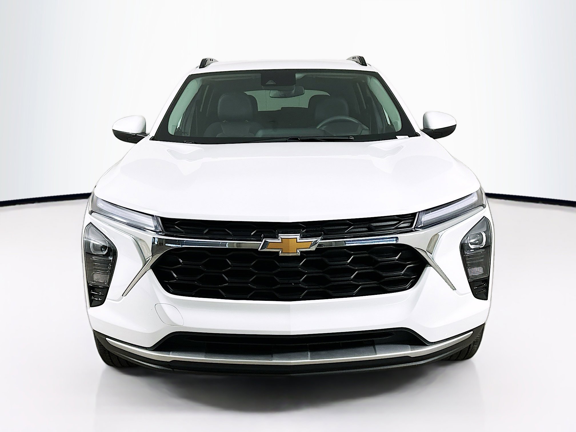 Used 2025 Chevrolet Trax LT FWD image 2