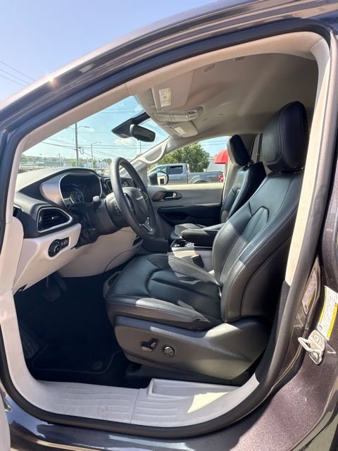 Used 2023 Chrysler Pacifica Touring-L FWD image 37