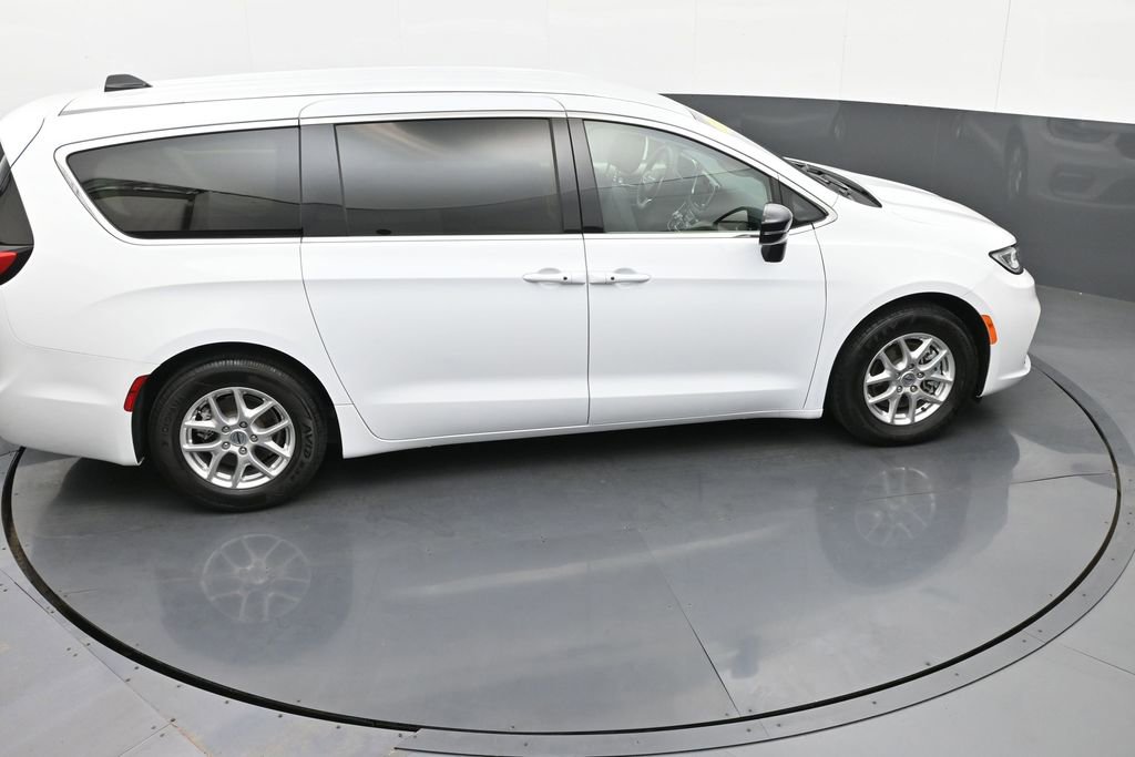Used 2024 Chrysler Pacifica Touring-L image 25