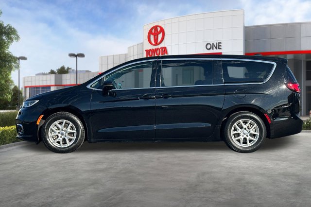 Used 2024 Chrysler Pacifica Touring-L FWD image 8