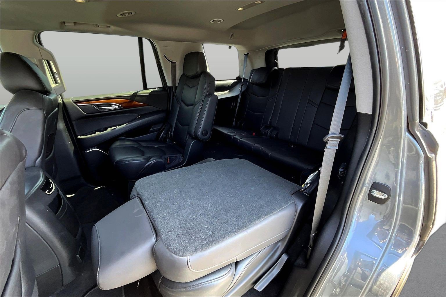 Used 2018 Cadillac Escalade Luxury AWD/4WD image 13