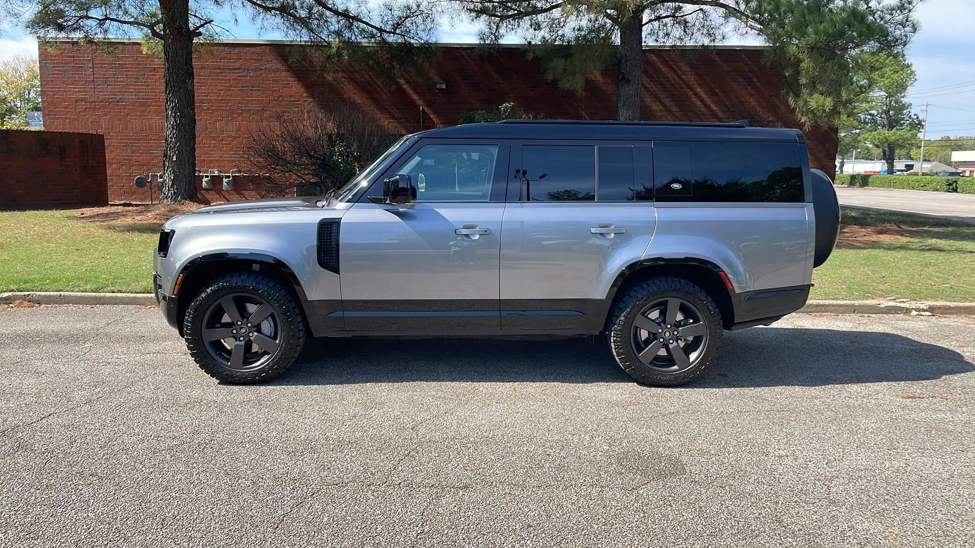 Used 2023 Land Rover Defender 130 X-Dynamic SE image 2