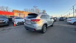 Used 2019 Toyota Highlander XLE AWD/4WD image 4