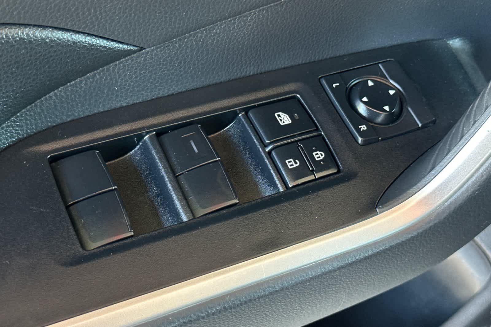Used 2019 Toyota RAV4 LE AWD/4WD image 13