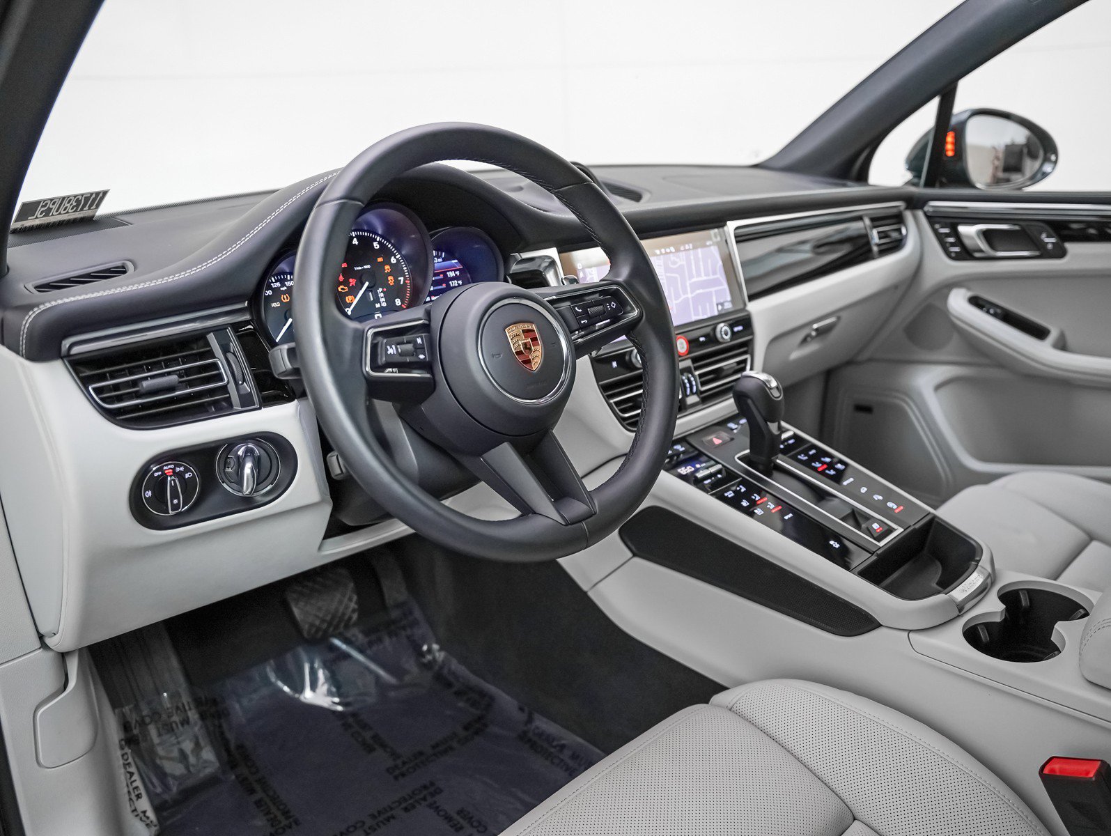 Certified 2025 Porsche Macan image 4