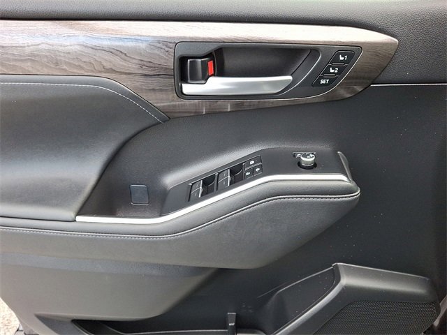 Used 2023 Toyota Highlander Platinum image 13