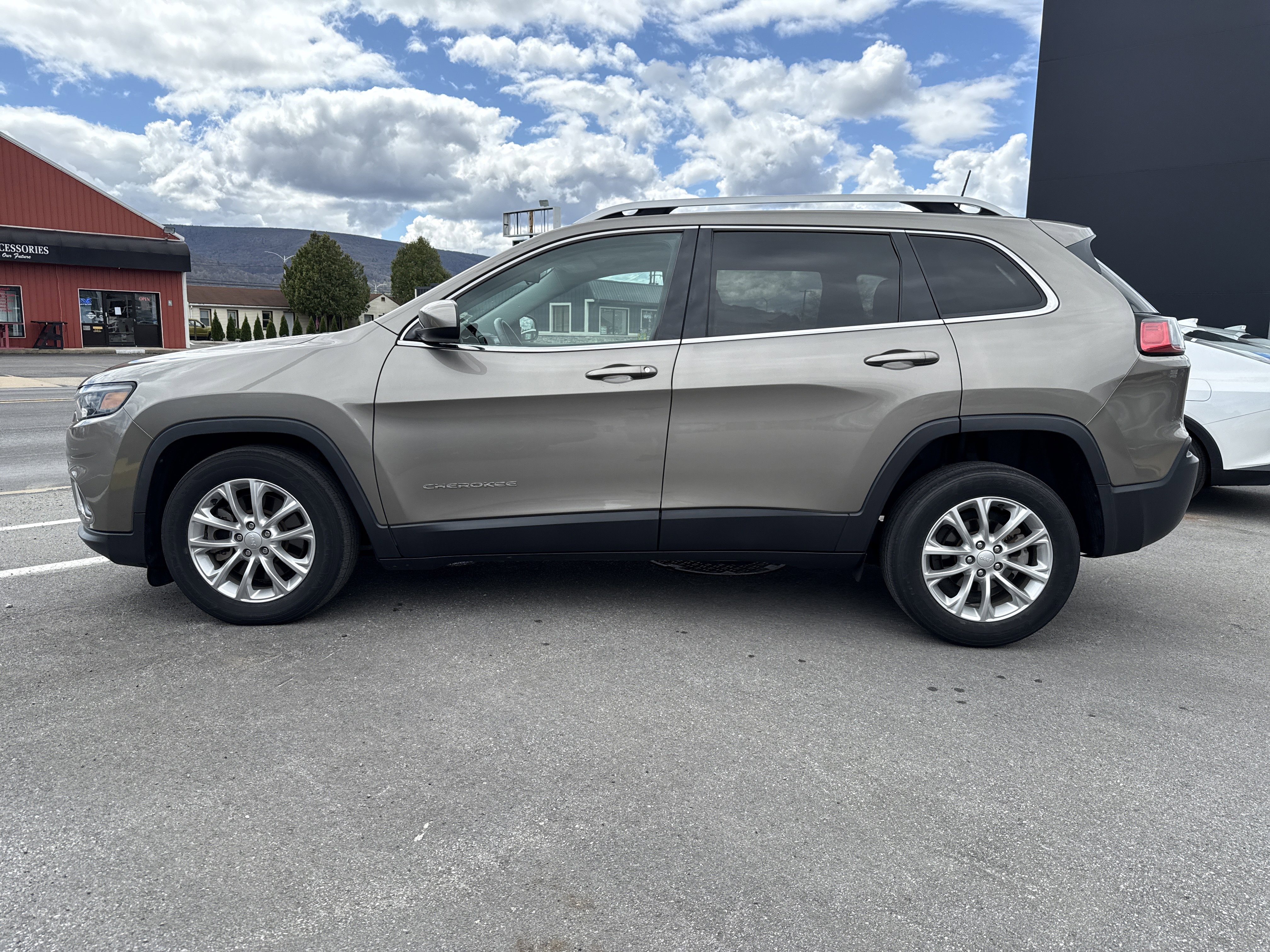 Used 2019 Jeep Cherokee Latitude w/ Popular Appearance Group image 7