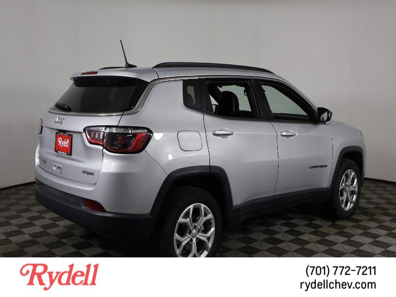 Used 2024 Jeep Compass Latitude image 3