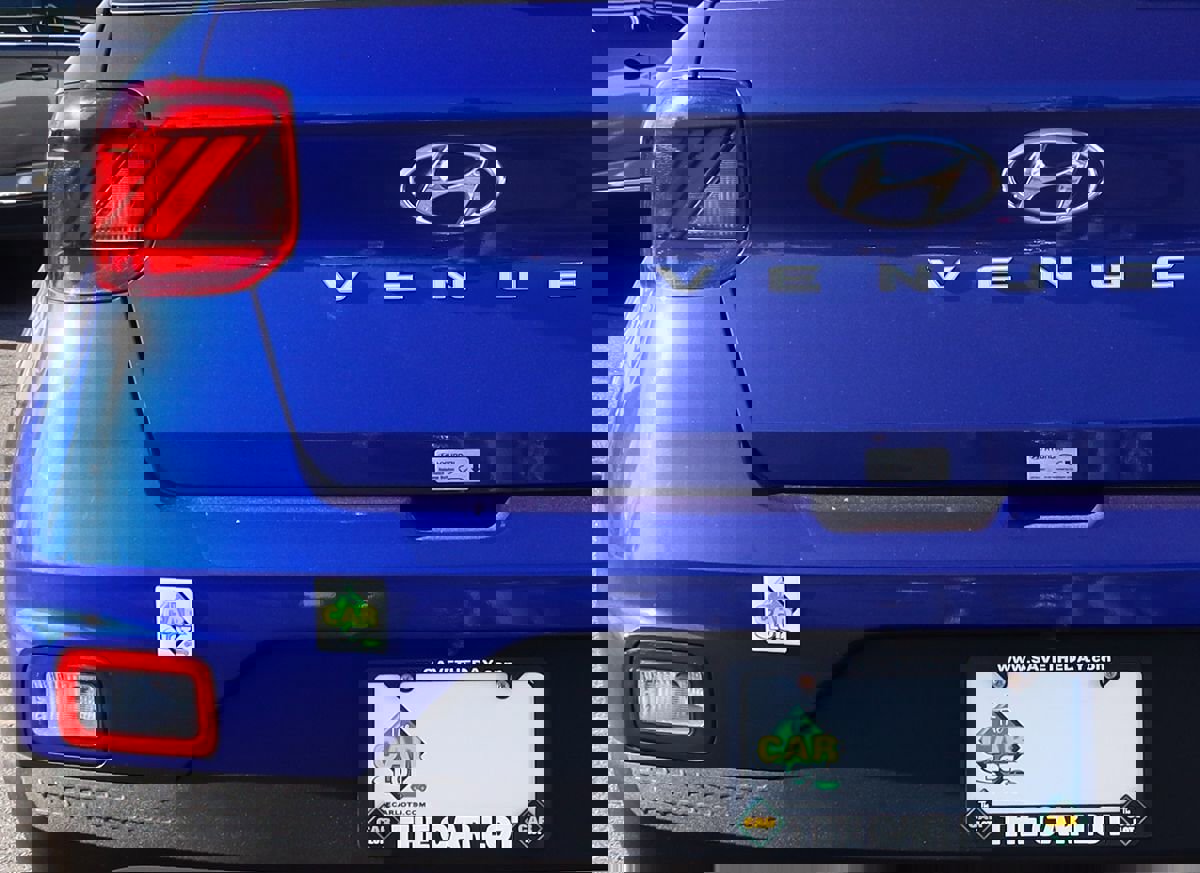 Used 2024 Hyundai Venue SEL image 19