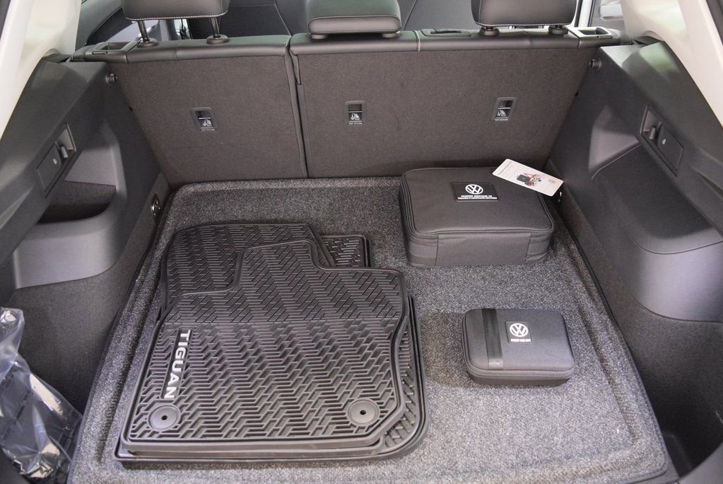 New 2025 Volkswagen Tiguan SE image 11