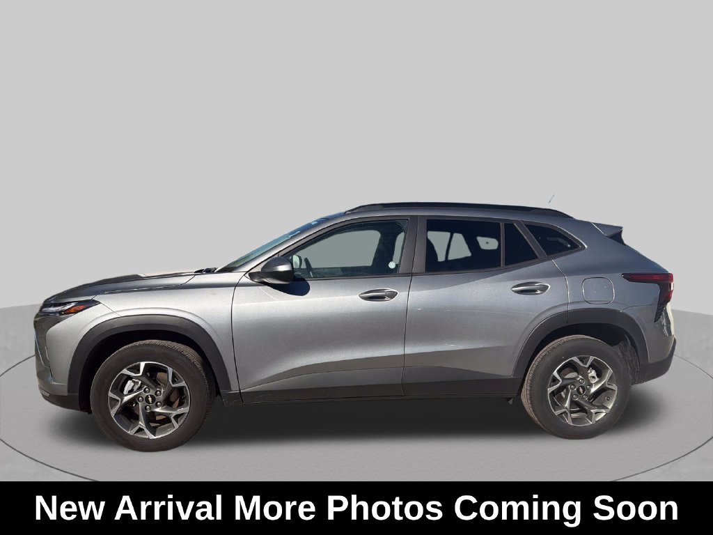 Used 2025 Chevrolet Trax LT w/ LT Convenience Package FWD image 2