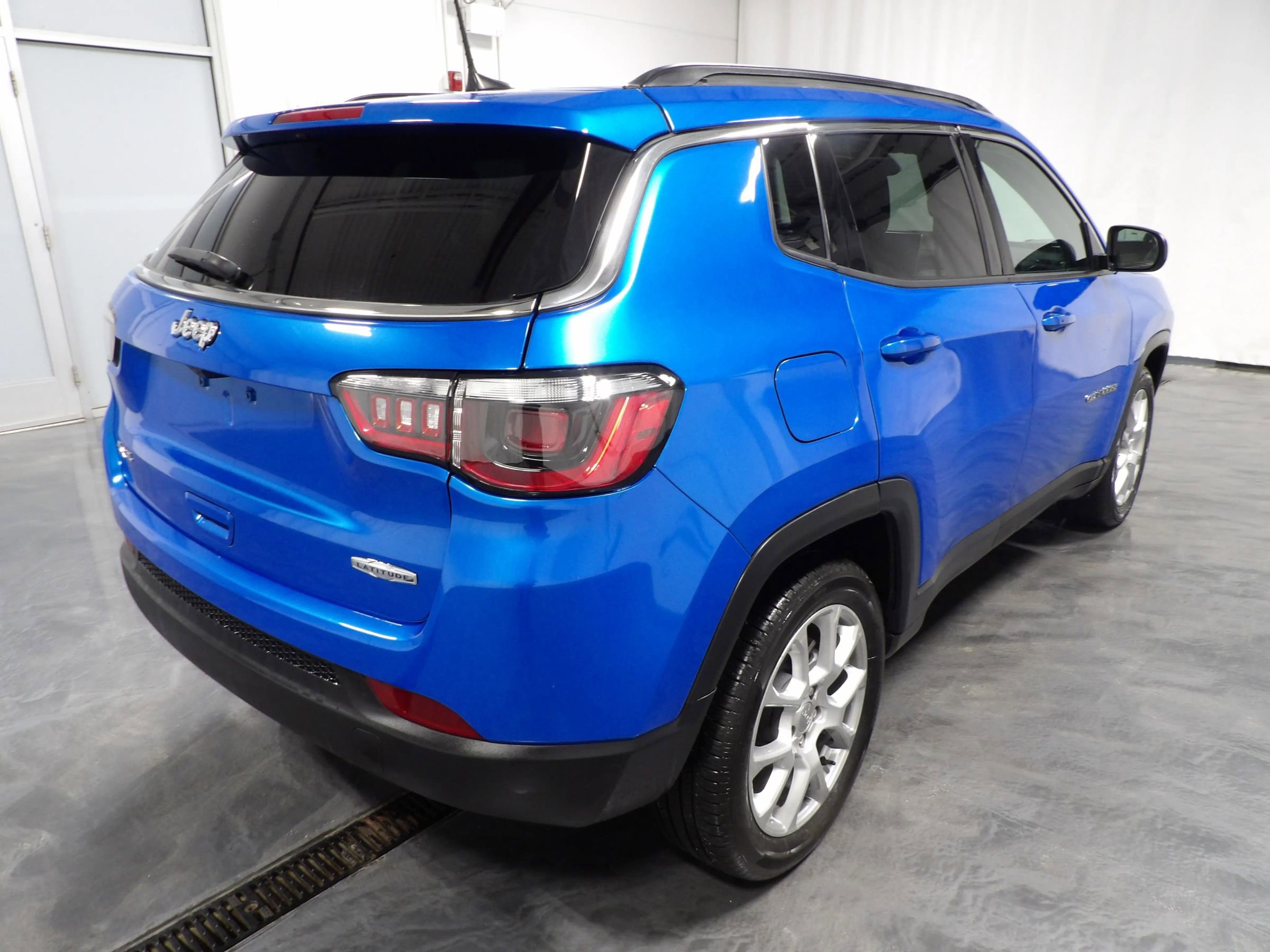 Used 2024 Jeep Compass Latitude AWD/4WD image 5