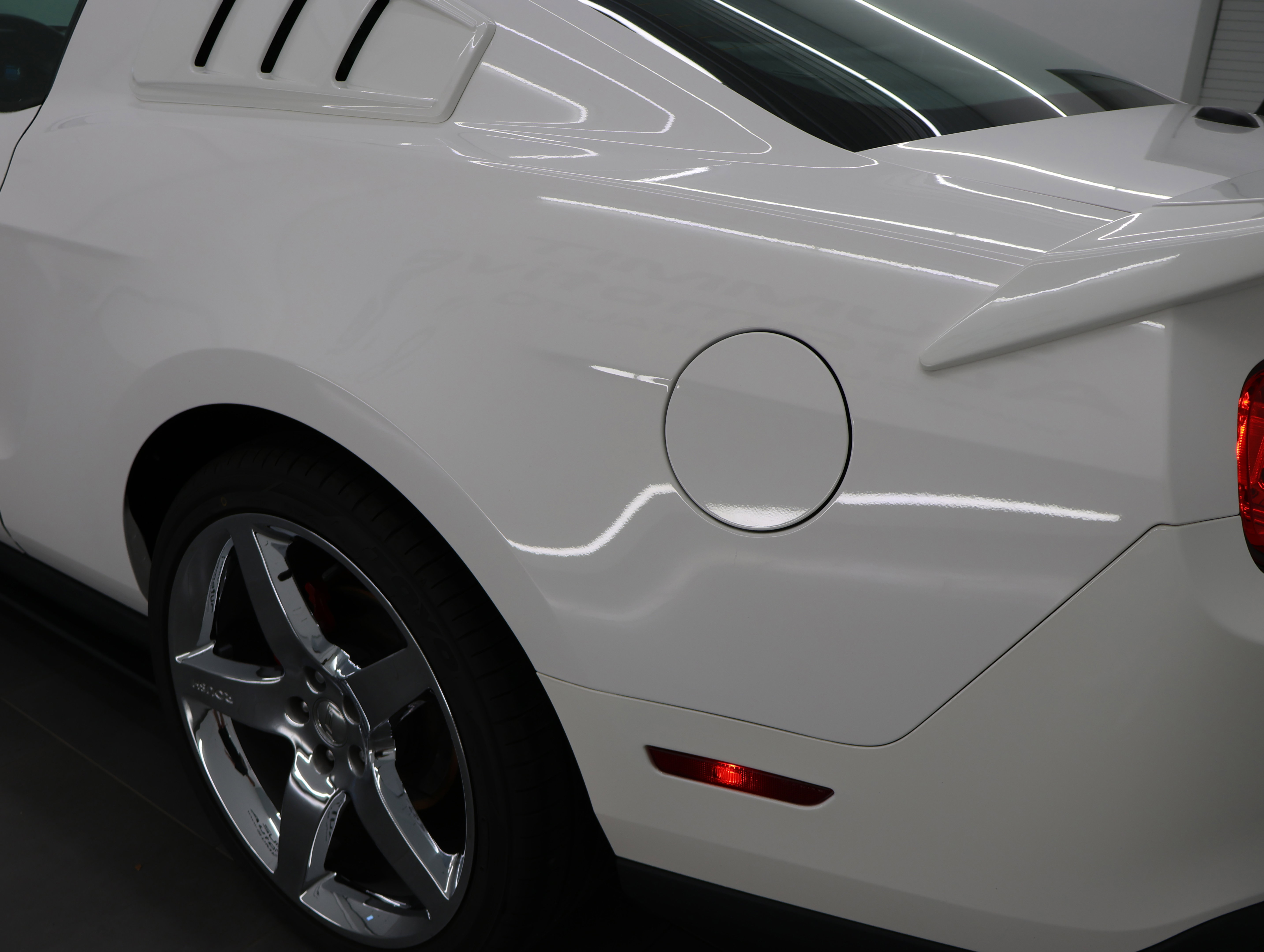 Used 2012 Ford Mustang GT Premium w/ HID Headlamps & Security Pkg RWD image 32