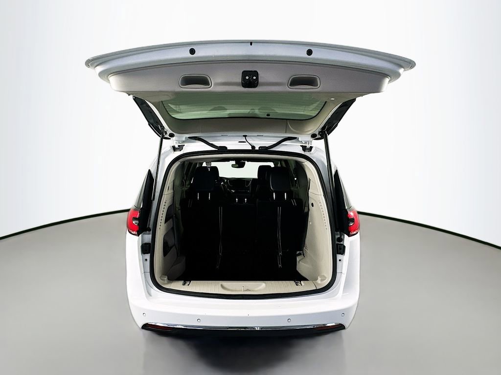 Used 2024 Chrysler Pacifica Touring-L image 28
