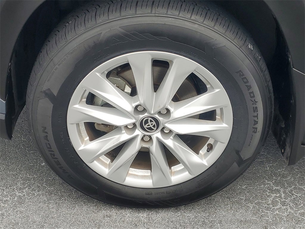 Used 2024 Toyota Corolla Cross LE image 5