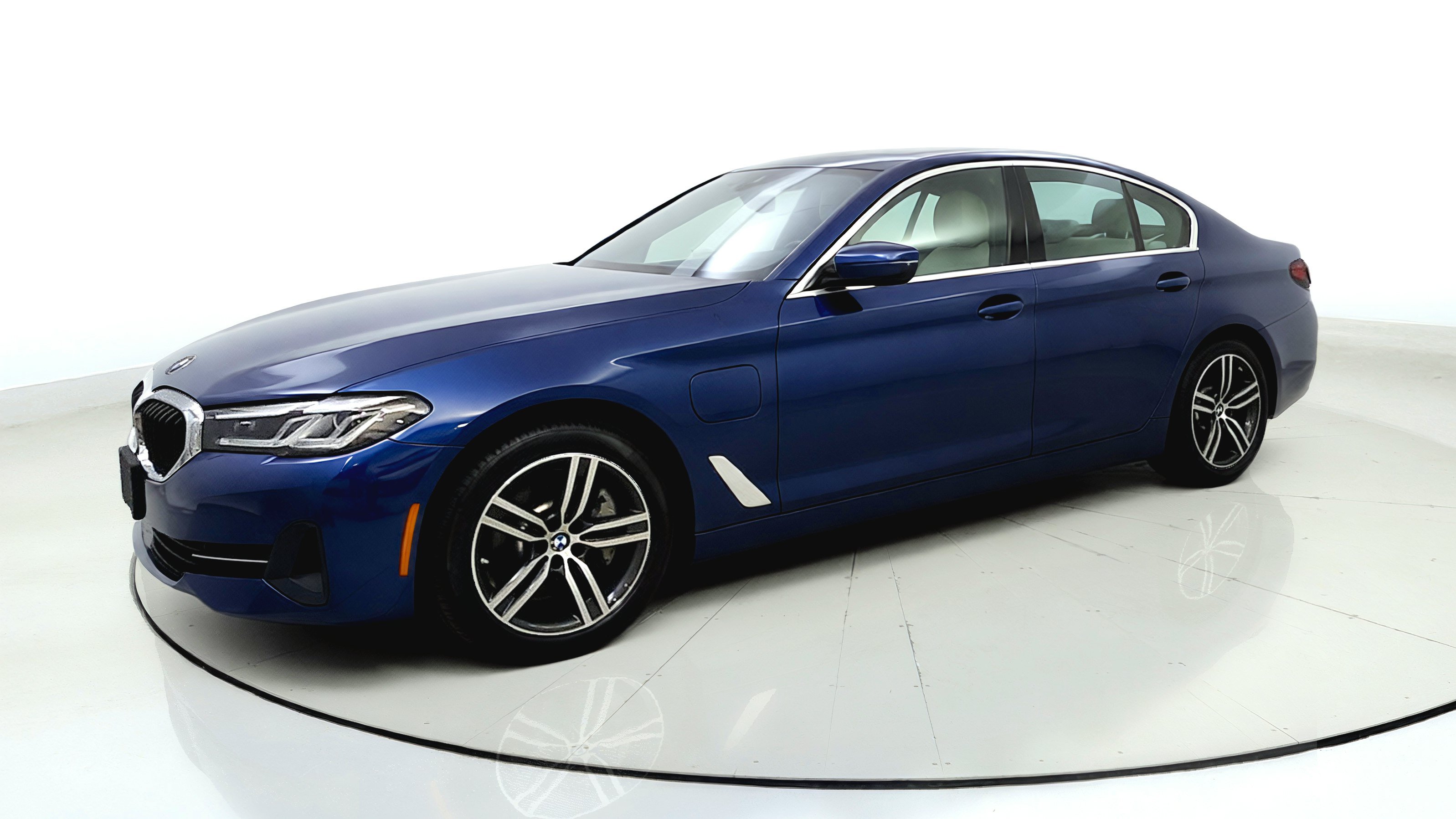 Used 2021 BMW 530e xDrive w/ Premium Package AWD/4WD image 5