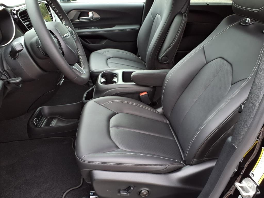 New 2026 Chrysler Pacifica Select image 6