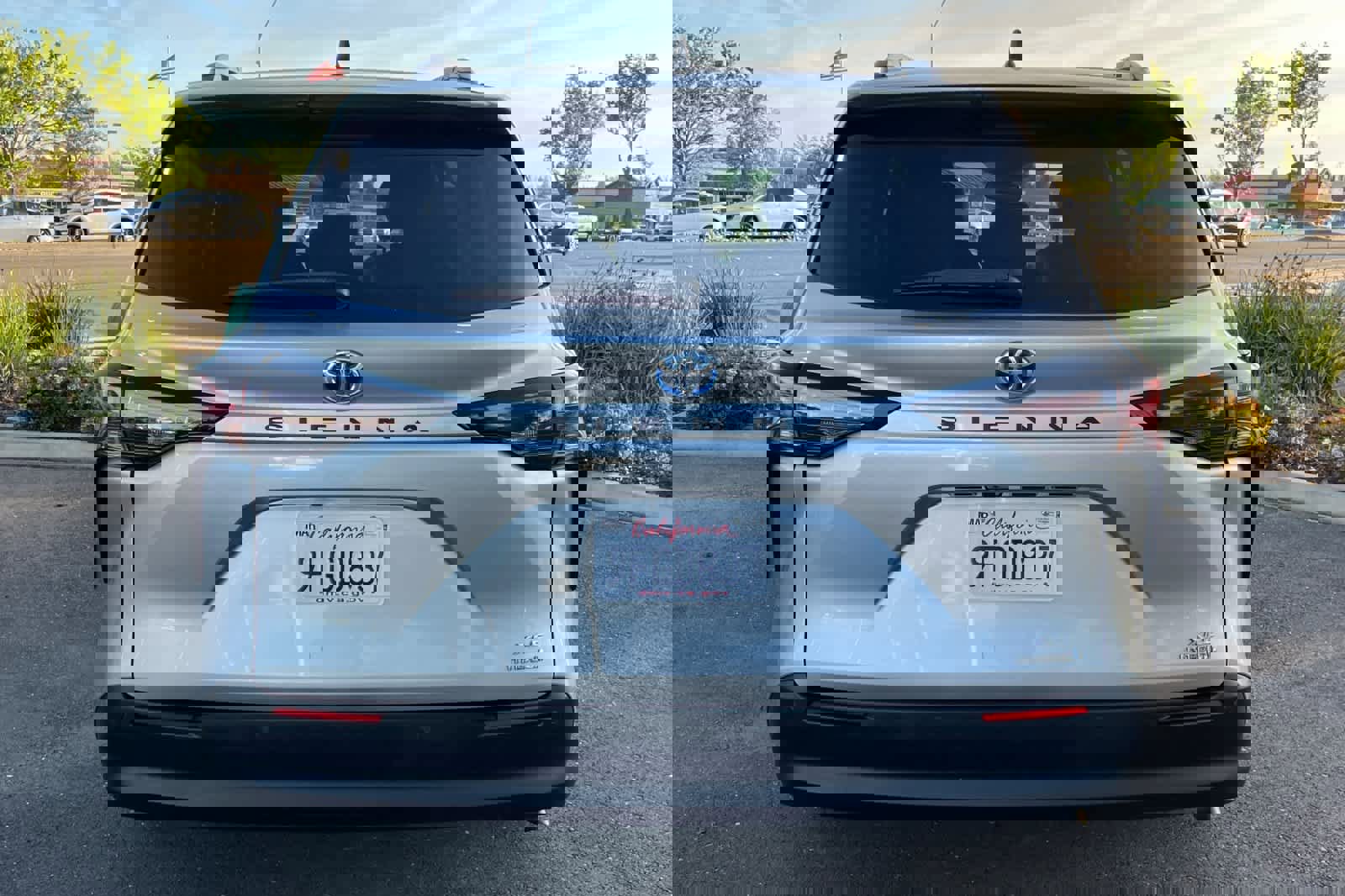 Used 2023 Toyota Sienna XLE image 5